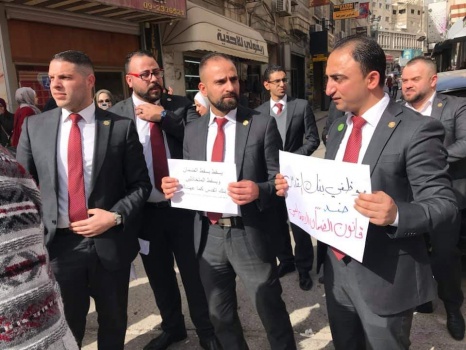 صور..موظفو بنك القدس يحتجون أمام فروع البنك بالضفة رفضا لاقتطاع نسبة من رواتبهم لصالح الضمان