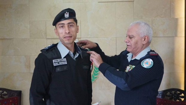 مدير عام الدفاع المدني يقلد رتبة المقدم لاحد منتسبي الدفاع المدني بعد الإفراج عنه من سجون الاحتلال.