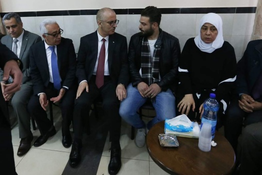 بالصور...الحمد الله يقدم واجب العزاء بالشهيد حمدان العارضة
