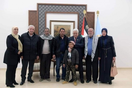 الرئيس عباس يستقبل والدة وعائلة الشهيد أيمن حامد