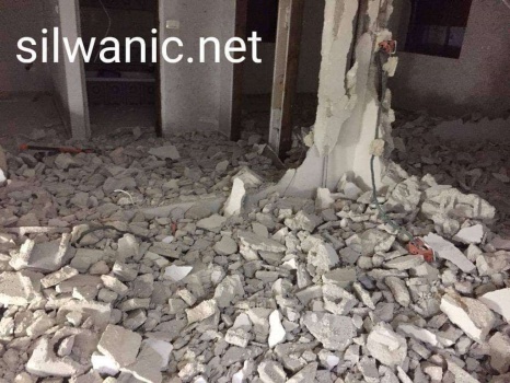 صور..عائلة مقدسية تهدم منزلها بضغط من الاحتلال