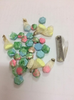 شرطة قلقيلية تضبط ما يقرب من 30 حبة مخدرة بحوزة تاجر مخدرات.