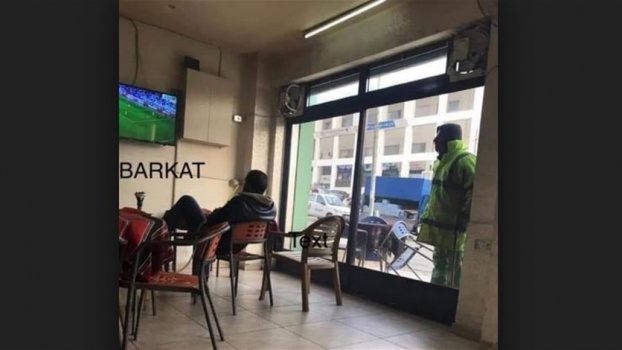 بعد صورته التي اجتاحت الإنترنت... هذا ما فعله ملك الأردن مع عامل نظافة (صورة)