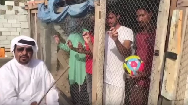 فيديو لعربي سجن مجموعة عمال داخل "قن دجاج" يفجرّ موجة غضب كبيرة