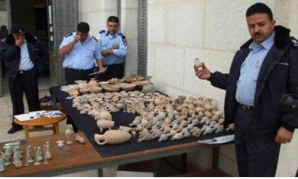 الشرطة تضبط 70 قطعة أثرية وجهاز كشف عن المعادن داخل منزل في الخليل