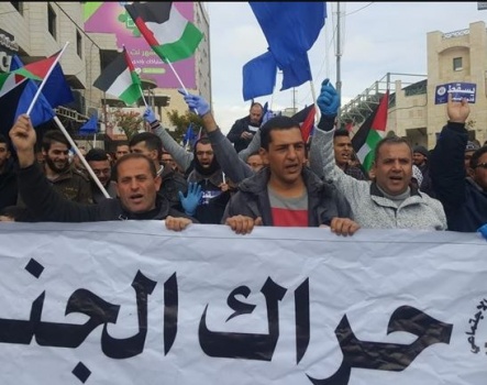 صور- عمال الخليل يتظاهرون ضد قانون الضمان
