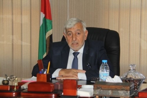 جيش الاحتلال يعترض وزير الزراعةويفتش مركبته شمال رام الله