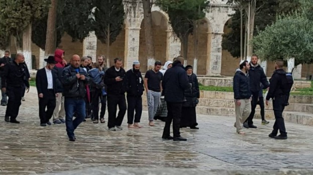عشرات المستوطنين يجددون اقتحام الأقصى وسط قيود مشددة