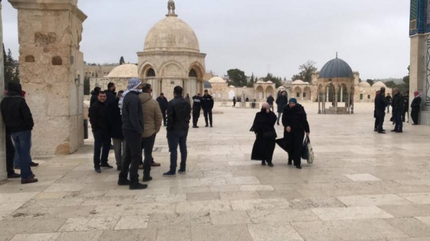 الاحتلال يحاصر مسجد قبة الصخرة ويؤمن اقتحام المستوطنين