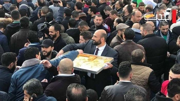 كنافة ودحية وعلي الكوفية.. احتفال وسط رام الله بإسقاط قانون الضمان الاجتماعي