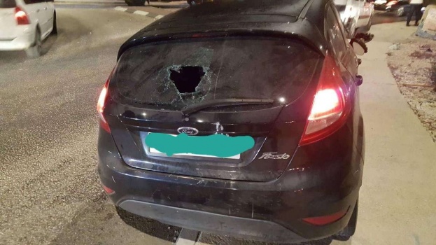 مستوطنون يرشقون مركبات المواطنين بالحجارة جنوب نابلس