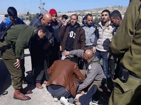 وحيد والديه..جيب عسكري يدهس طفل من يطا ويصيبه بجروح خطيرة