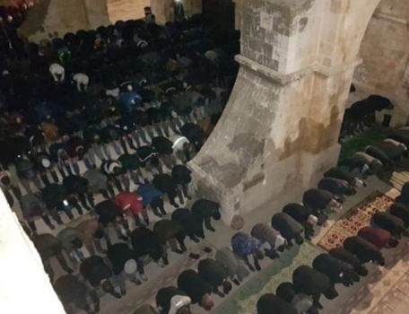اعتقالات في القدس... صلاة العشاء والغائب في باب الرحمة