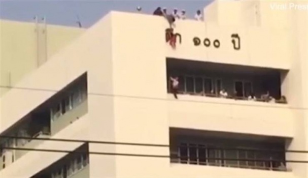 ثوب طفلة ينقذها من الموت