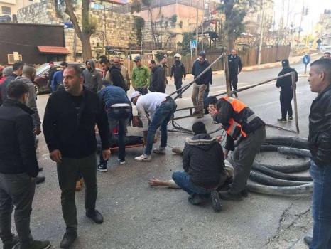 بالصور : مصرع عامل واصابة اخر سقطا من علو في رام الله