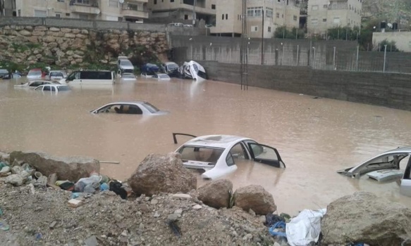 بسبب المنخفض.. إغلاق جسر في أريحا والأمطار تغرق طريق عين سينيا برام الله