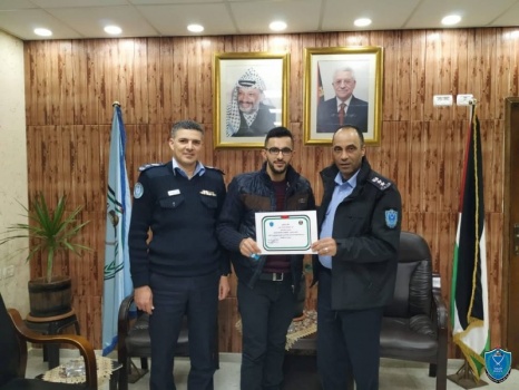 سلفيت:الشرطة تكرم شاباً لأمانته بعد عثوره على قطعة ذهب ثمينه وتسليمها