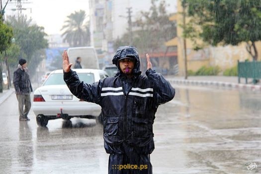 الشرطة والدفاع المدني يناشدان المواطنين بأخذ اقصى درجات الحيطة والحذر اثناء التنقل وقيادة المركبات ايام المنخفض الجوي