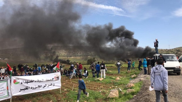 بالصور..إصابات بالرصاص الحي بمواجهات في قرية المغير شمال رام الله