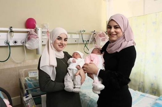 شقيقتان من الداخل الفلسطيني تنجبان مولودين بفارق ساعة