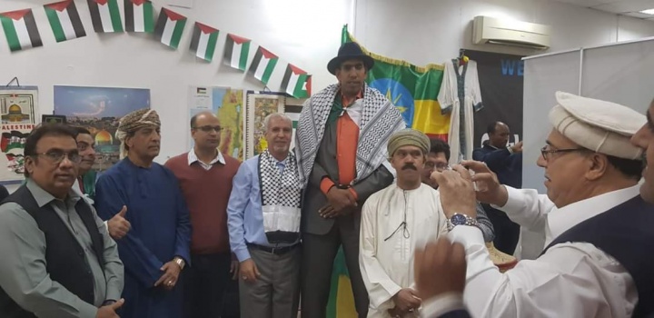 الكوفية على أكتاف المرشح للقب أطول رجل في العالم