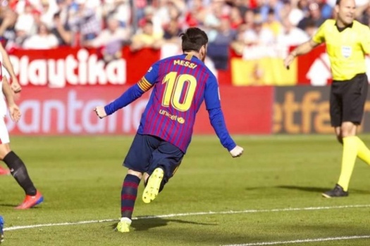 ميسي يقود برشلونة لفوز صعب على إشبيلية في الدوري الإسباني