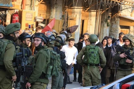صور..مسيرة استفزازية للمستوطنين في البلدة القديمة بالخليل