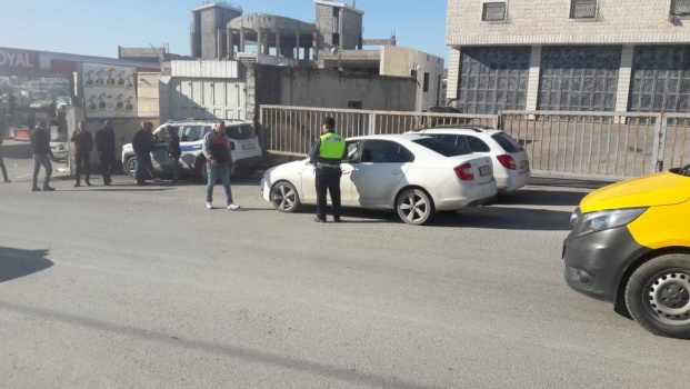 الشرطة تضبط 10 مركبات خاصة تعمل على نقل ركاب مقابل اجر في الخليل