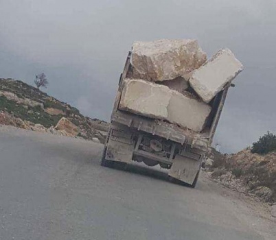 الشرطة تتعامل قانونيا مع سائق شاحنة لعدم تامين الحمولة في بيت لحم