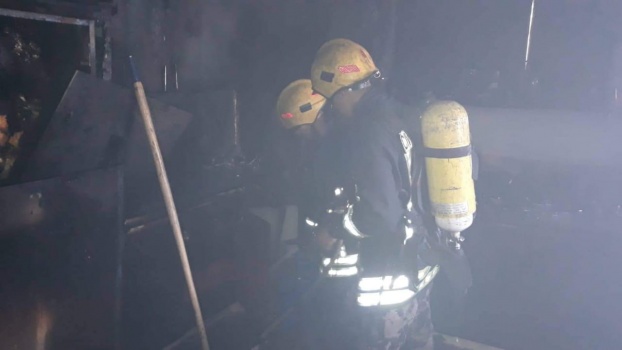 صور..الدفاع المدني يخلي 22 عائلة من عمارة سكنية إثر حريق شقة في كفر عقب