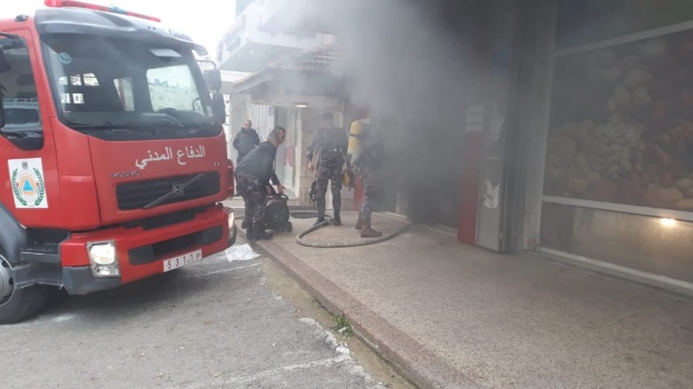 صور...الدفاع المدني يسيطر على حريق مطعم في رام الله