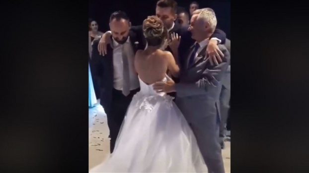 أب يُساعد ابنه المقعد ليؤدي رقصته الأولى مع زوجته... فيديو مؤثر