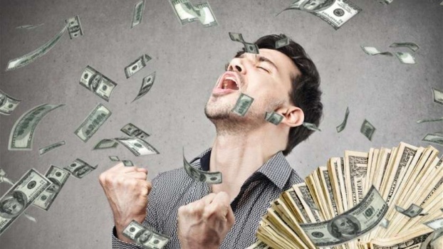 "كعكة حظ" تقود شاباً للفوز بـ100 ألف دولار!