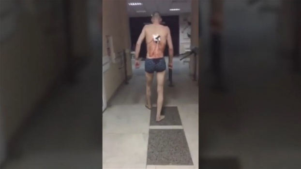 خرج من المستشفى لتدخين سيجارة بسكين مغروس في ظهره (فيديو)