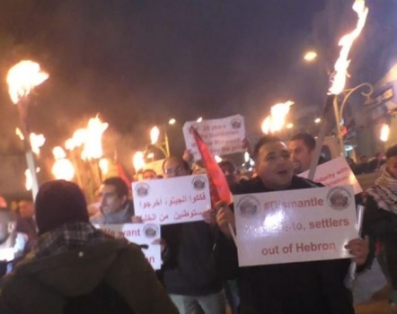 صور- الخليل تشتعل بهدوء