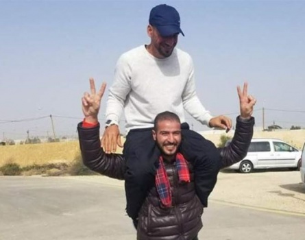 قضى 17 عاماً- الاحتلال يعيد اعتقال اسيرا محررا بعد ساعات من الافراج