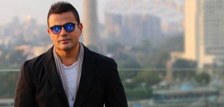 فيديو| تصرف مفاجئ من عمرو دياب يحدث ضجة