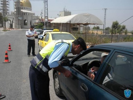ضبط مركبات خاصة تنقل ركاباً بالأجرة في الخليل