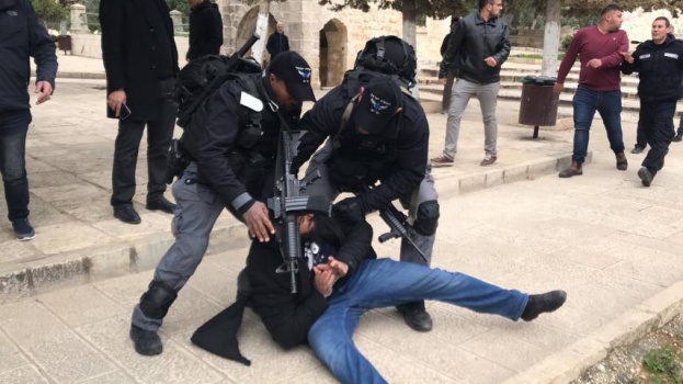 صور..توتر واعتقالات في الأقصى بعد الاعتداء على المصلين وإغلاق بواباته