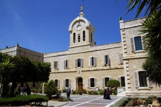 وزارة التربية تتابع أزمة جامعة بيت لحم وتستغرب تجاهلها مبادرات الحل