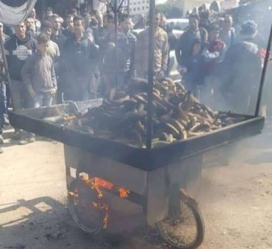 مواطن يحرق عربته احتجاجا على إزالة البسطات في جنين "فيديو"