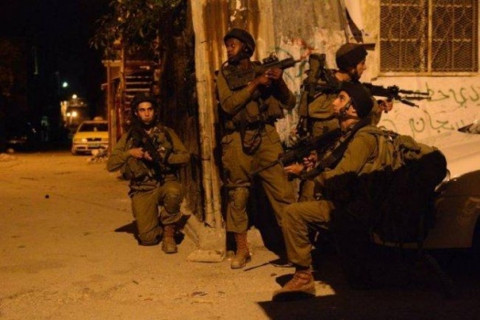 الاحتلال يعتقل 12 شابا ويصادر آلاف الشواقل