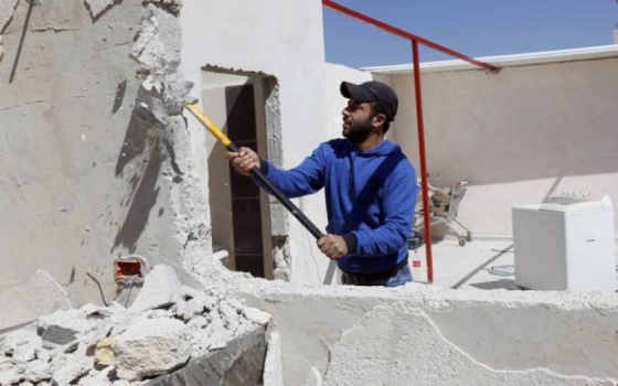 الاحتلال يجبر عائلتين على هدم منزليها في القدس