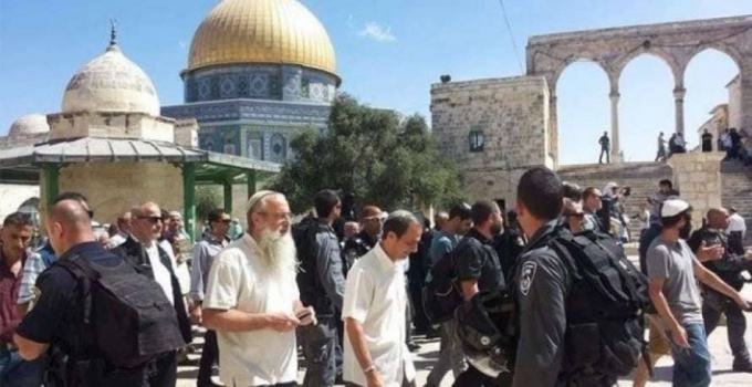 الاحتلال يعتقل حارسا والمستوطنون يستأنفون اقتحاماتهم الاستفزازية للأقصى