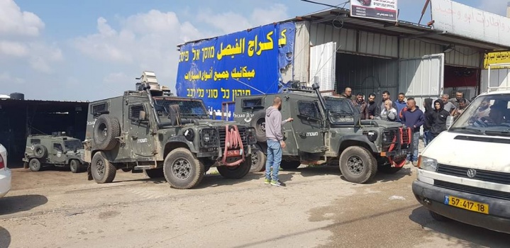 جنين: الإحتلال يعتقل أربعة شبان خلال مداهمة محال تجارية في برطعة