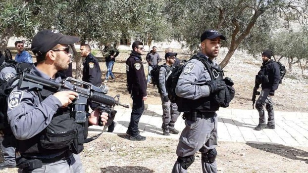 فيديو- الإحتلال يقتحم مقبرة الرحمة واعتقال 6 نسوة