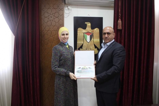 محافظ جنين يكرم الدكتورة ثبات الخطيب تقديرا لإنجازها العلمي في مجال الأدوية