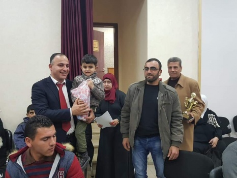 صور..تسليم أدوات مساندة لملتقى البصيرة للمكفوفين في جنين