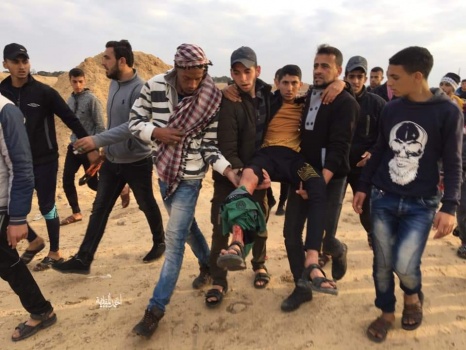 صور..إصابة شاب برصاص الاحتلال وسط قطاع غزة