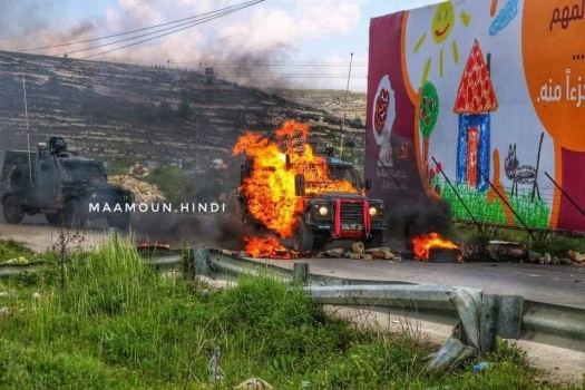 صور..حرق جيب واصابة8 شبان بمواجهات مع الاحتلال على مدخل البيرة